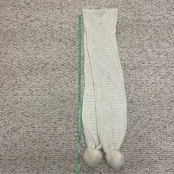 TOPSHOP Cable knit Pom Pom Toque & Scarf, 2 piece set - Picture 8 of 8